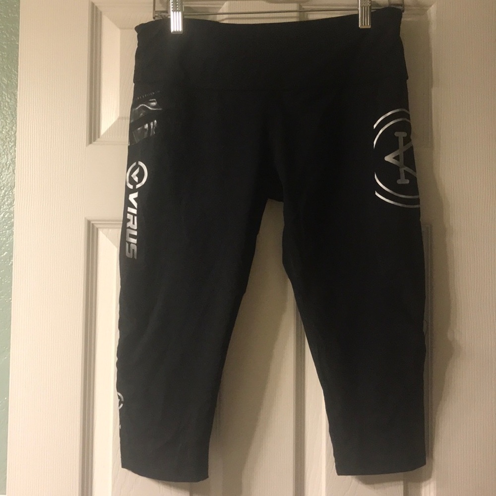 Virus/Caffeine & Kilos Cropped Leggings